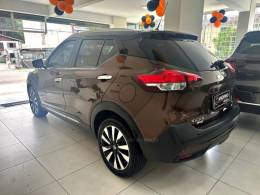 NISSAN - KICKS - 2017/2018 - Marrom - R$ 82.900,00