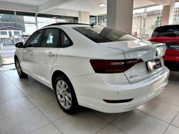 VOLKSWAGEN - JETTA - 2018/2019 - Branca - R$ 114.900,00