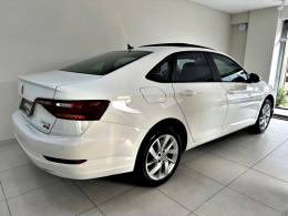 VOLKSWAGEN - JETTA - 2018/2019 - Branca - R$ 114.900,00