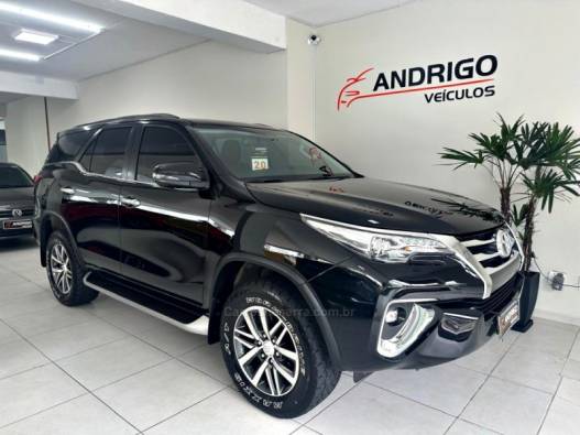 TOYOTA - HILUX SW4 - 2020/2020 - Preta - R$ 254.000,00