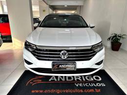 VOLKSWAGEN - JETTA - 2018/2019 - Branca - R$ 114.900,00