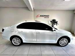 VOLKSWAGEN - JETTA - 2016/2017 - Branca - R$ 86.900,00