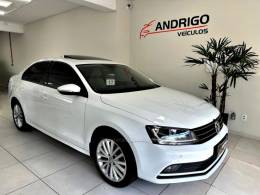 VOLKSWAGEN - JETTA - 2016/2017 - Branca - R$ 86.900,00