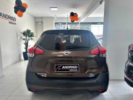 NISSAN - KICKS - 2017/2018 - Marrom - R$ 82.900,00